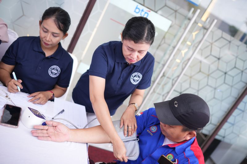 Tim Point Health Care melakukan pemeriksaan tekanan darah pada kegiatan pembukaan klinik